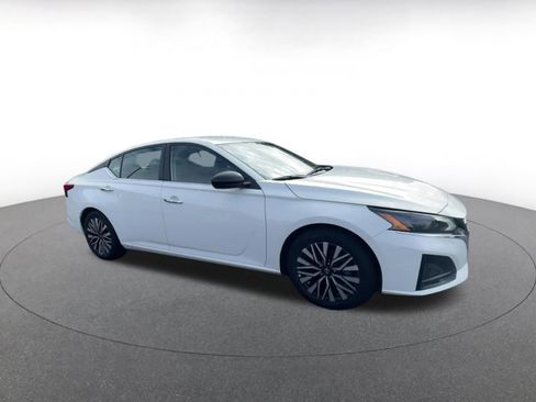 Used 2025 Nissan Altima 2.5 SV image 2