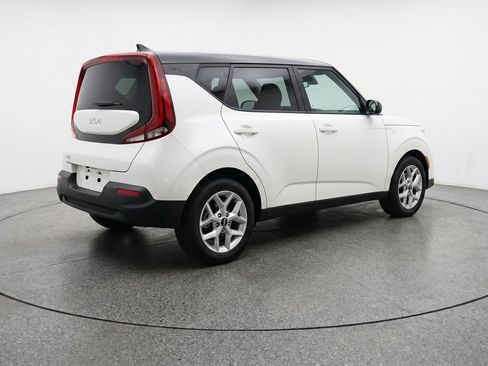 Used 2025 Kia Soul LX w/ LX Technology Package FWD image 9