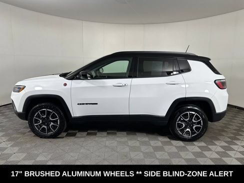 Used 2025 Jeep Compass Trailhawk AWD/4WD image 2