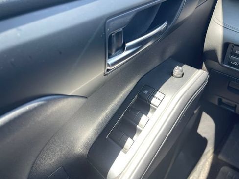 Used 2021 Toyota Highlander XLE FWD image 24