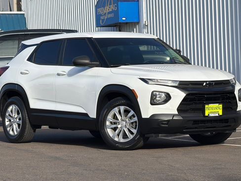 Used 2021 Chevrolet TrailBlazer LS w/ LPO, Blackout Package FWD image 2