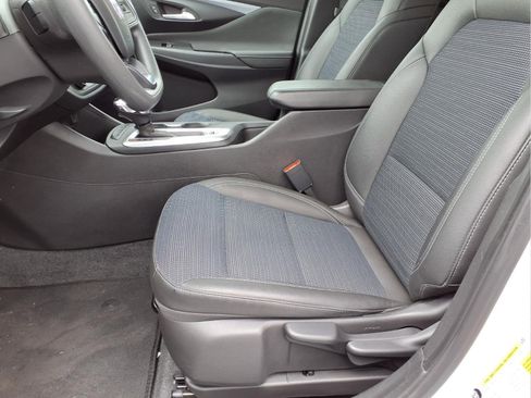 Used 2025 Buick Envista Preferred FWD image 18