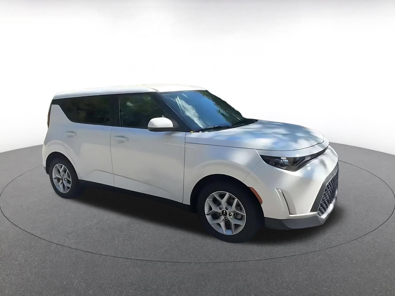 Used 2025 Kia Soul LX w/ LX Technology Package FWD image 2