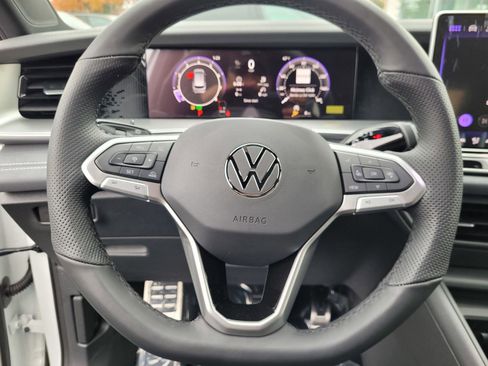 New 2026 Volkswagen Tiguan SE R-Line FWD image 18