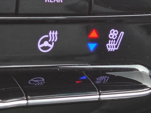 Used 2022 Chevrolet Bolt EUV Premier w/ Sun & Sound Package FWD image 7