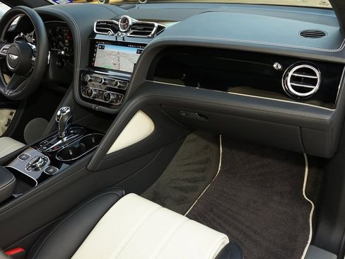 Used 2023 Bentley Bentayga Plug-In Hybrid image 11
