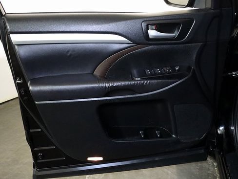 Used 2016 Toyota Highlander XLE image 27