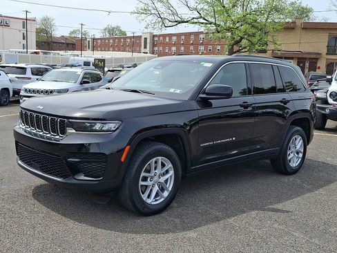 Used 2024 Jeep Grand Cherokee Laredo X image 3