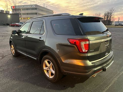 Used 2018 Ford Explorer XLT FWD image 3