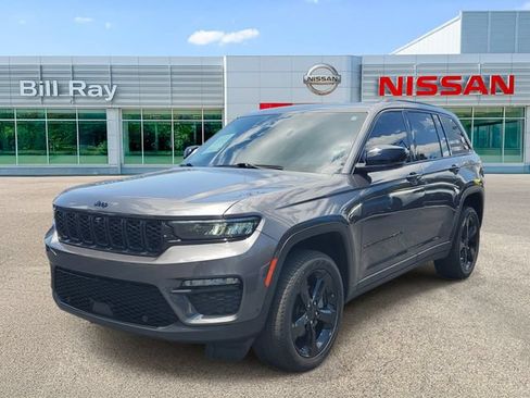 Used 2022 Jeep Grand Cherokee Limited w/ Luxury Tech Group II AWD/4WD image 2