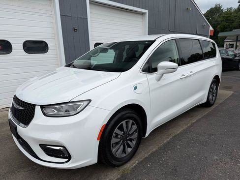 Used 2022 Chrysler Pacifica Touring-L FWD image 1