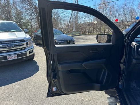 Used 2024 Chevrolet Colorado Trail Boss w/ Technology Package AWD/4WD image 29