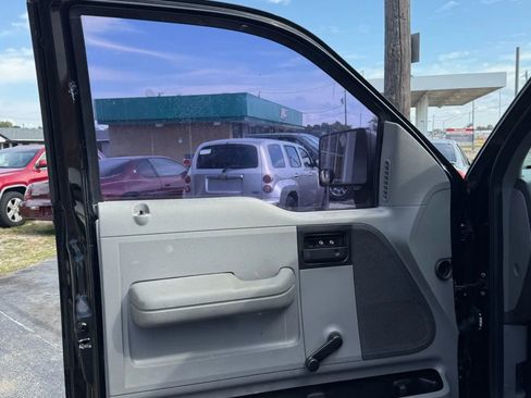 Used 2005 Ford F150 XLT image 5