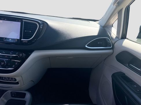 Used 2024 Chrysler Pacifica Touring-L FWD image 22