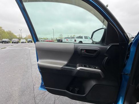 Used 2017 Toyota Tacoma SR5 AWD/4WD image 21
