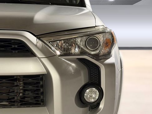 Used 2018 Toyota 4Runner SR5 AWD/4WD image 11