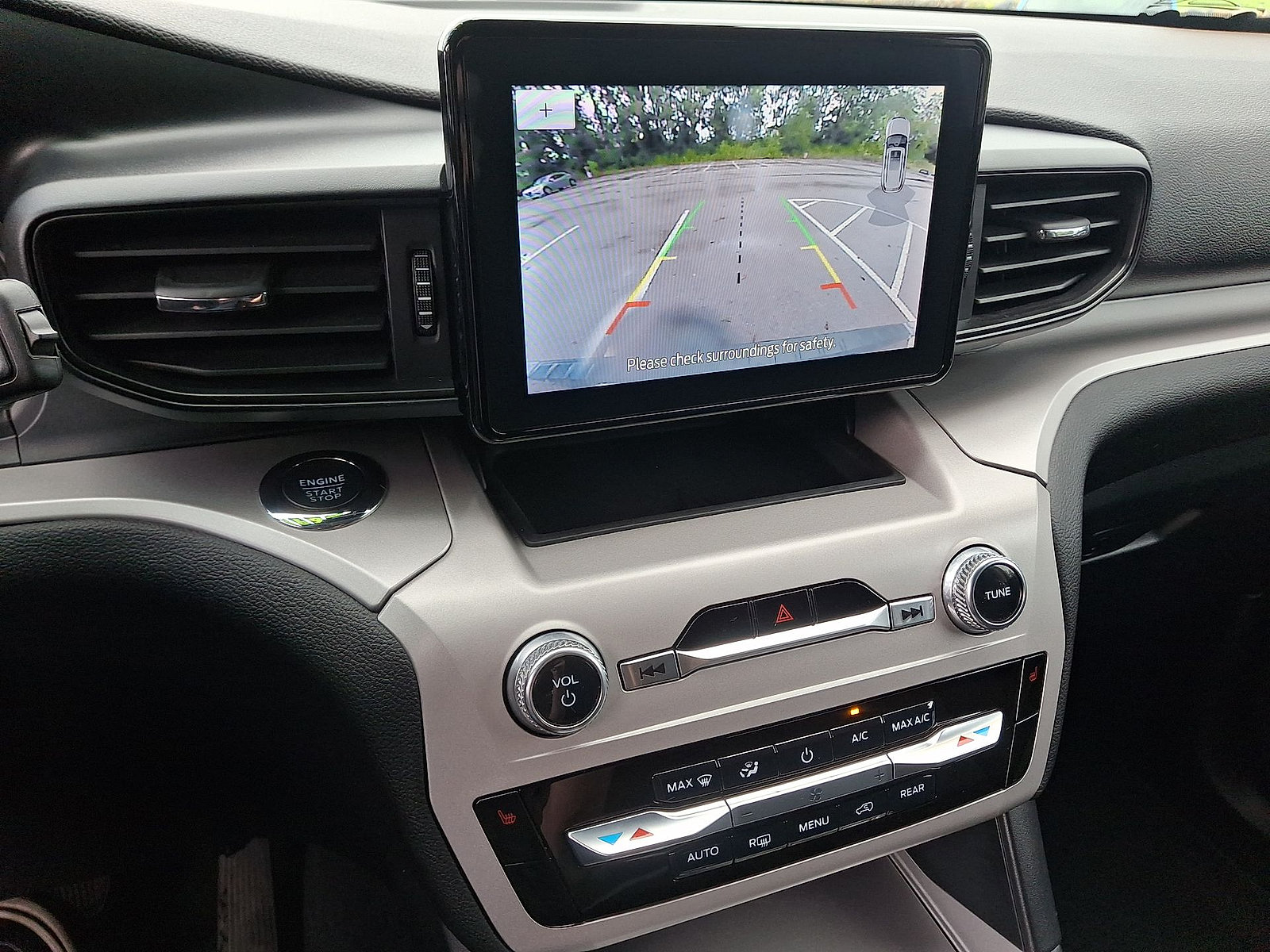 Used 2023 Ford Explorer XLT AWD/4WD image 15