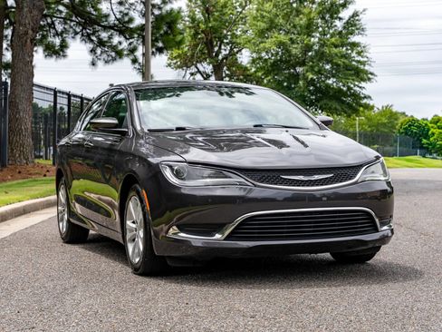 Used 2017 Chrysler 200 Limited Platinum FWD image 3