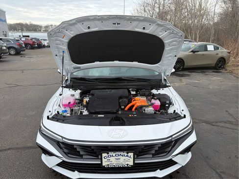 Certified 2025 Hyundai Elantra Limited FWD image 11