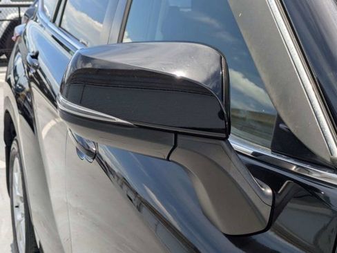 Used 2023 Toyota Highlander L FWD image 11
