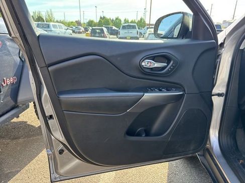 Used 2019 Jeep Cherokee Limited AWD/4WD image 8