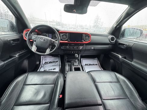 Used 2020 Toyota Tacoma TRD Off-Road image 2
