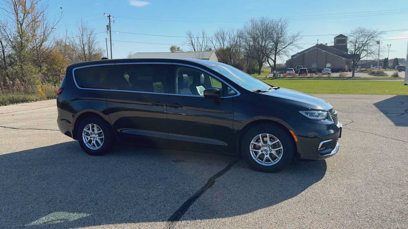 Used 2023 Chrysler Pacifica Touring-L w/ Uconnect Theater Family Group FWD image 2