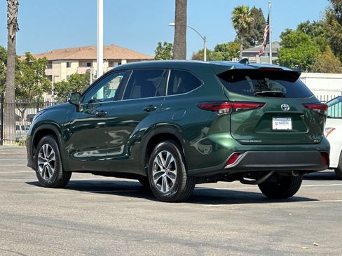 Used 2024 Toyota Highlander XLE FWD image 3