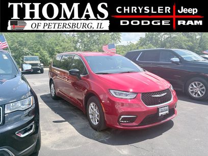 Used 2025 Chrysler Pacifica Select