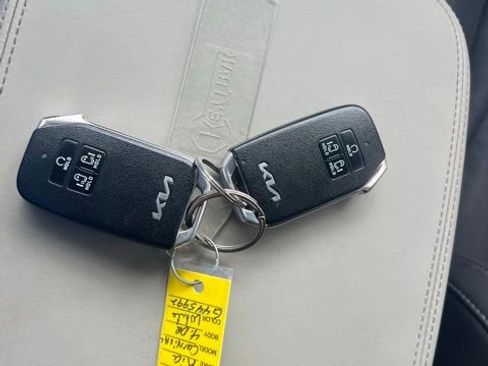 Used 2023 Kia Carnival LX FWD image 12