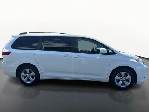 Used 2017 Toyota Sienna LE FWD image 2