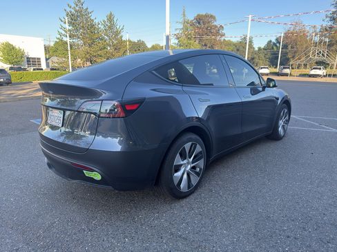 Used 2023 Tesla Model Y Long Range AWD/4WD image 5