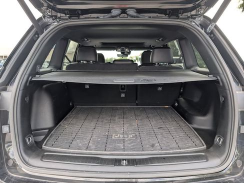Used 2025 Jeep Grand Cherokee Altitude RWD image 28