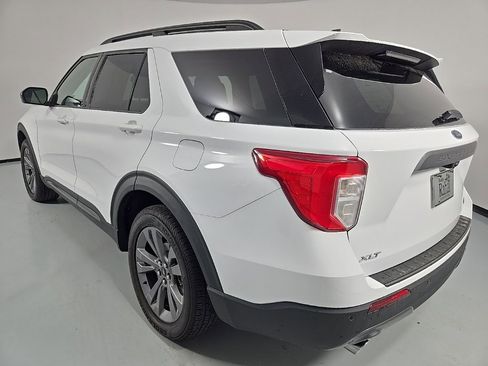 Used 2021 Ford Explorer XLT w/ Equipment Group 202A image 8