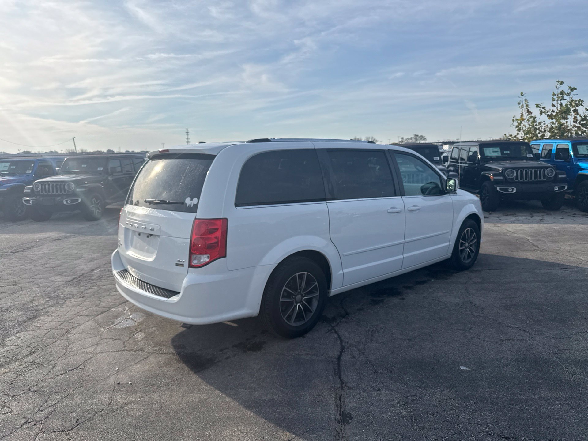 Used 2017 Dodge Grand Caravan SXT FWD image 6