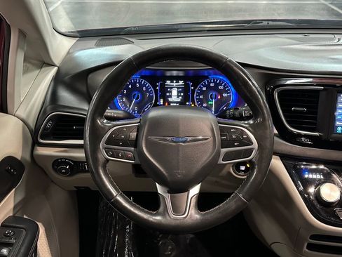 Used 2020 Chrysler Pacifica Touring-L FWD image 22