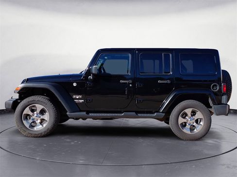 Used 2018 Jeep Wrangler Unlimited Sahara image 2