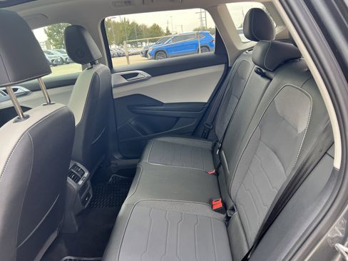 Certified 2025 Volkswagen Taos SE image 30