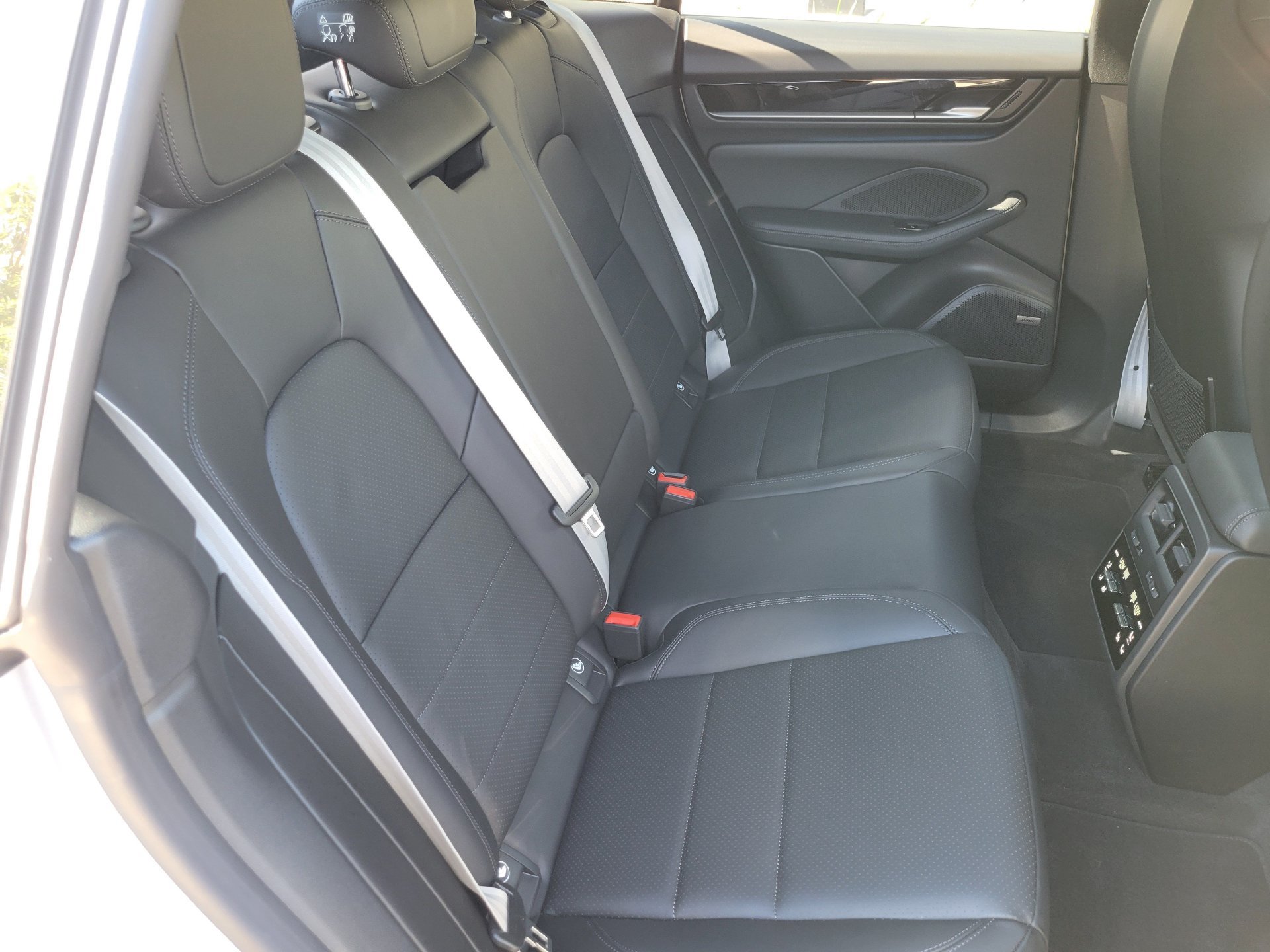 Used 2025 Porsche Macan Electric RWD image 28