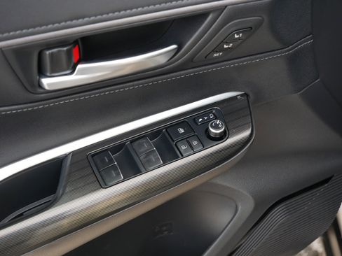 Used 2022 Toyota Venza XLE image 19