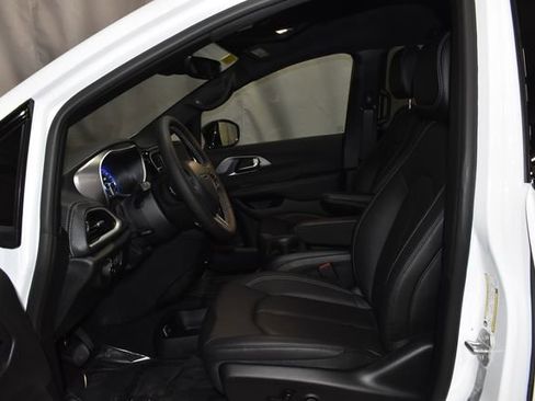 New 2026 Chrysler Pacifica Select image 10