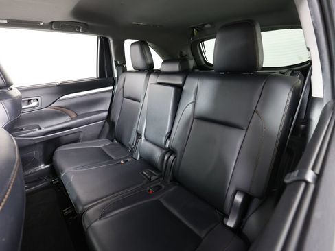 Used 2019 Toyota Highlander XLE w/ Carpet Mat Package (TMS) AWD/4WD image 16
