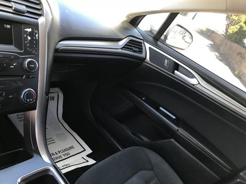 Used 2017 Ford Fusion SE image 15