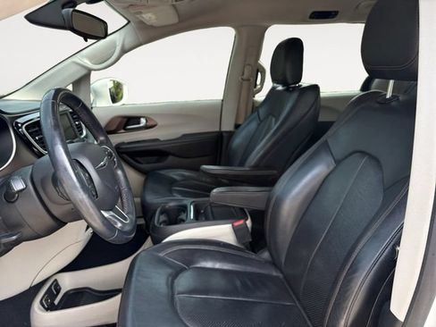Used 2018 Chrysler Pacifica Touring-L FWD image 9