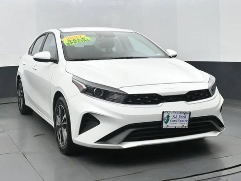 Used 2024 Kia Forte LXS FWD image 3