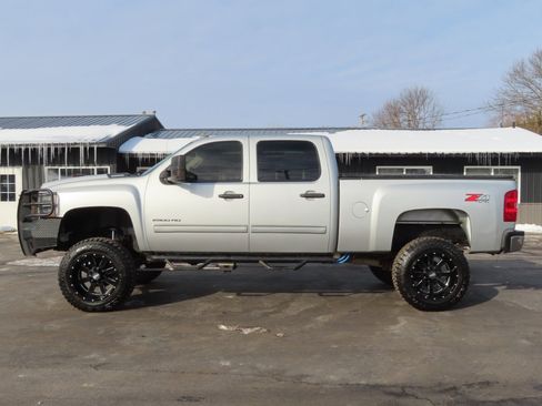 Used 2010 Chevrolet Silverado 2500 LT w/ Interior Plus Package image 3