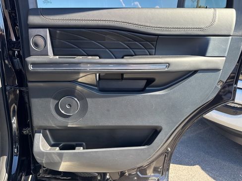 Used 2020 Ford Expedition Platinum image 18