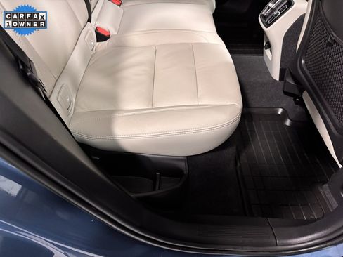 Used 2023 Volvo XC40 B5 Plus image 23