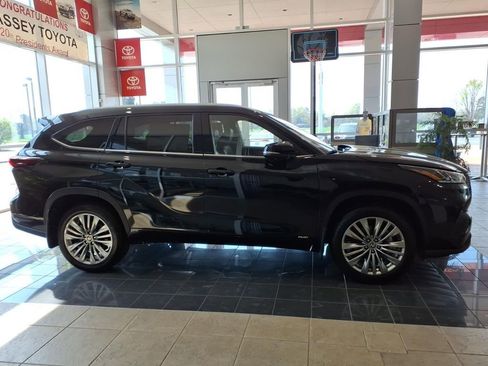 New 2026 Toyota Highlander Platinum image 8