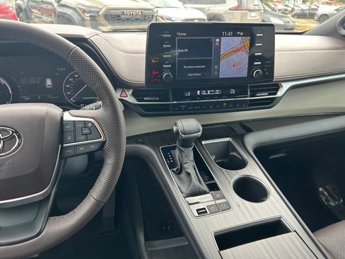 Used 2023 Toyota Sienna Platinum FWD image 19